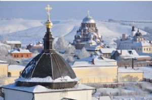 Вдали комплекс зданий Иоанно-Предтеченского монастыря