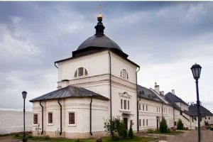 Храм в честь святителя Германа
Освящен в 1799 г., в значительной степени разрушен в XX веке, востановлен в 2010-2012 гг.