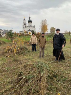 Осенняя уборка монастырского сада