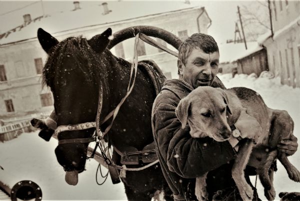 Верные друзья – конюх школы с лошадью и собакой. 1990 год. Фотография Ю.И. Фролова. Из экспозиции Свияжского музея-заповедника.  